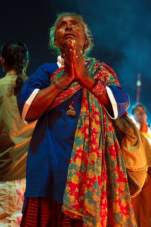 Kobieta modli się przed bramą świątyni (Karthigai Deepam 2011)